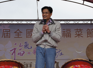 行政院客委會主委黃玉振參加第一屆全國客家福菜節「千人踏鹹菜」活動