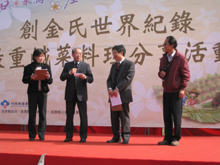 行政院客委會副主委鍾萬梅（左二）宣布烹煮後的鹹菜肉片湯總重量達1043.2公斤，預計將成功挑戰金氏世界紀錄