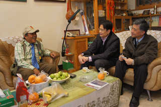 行政院客委會主委黃玉振(中)拜訪六堆客籍藝術家邱山藤(左)。