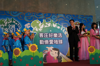 行政院客委會主委黃玉振（右三）與女媧仙子及小朋友們共同唸出「客家愛地球」宣言