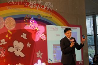 行政院客委會主委黃玉振參加「2011客家桐花祭」記者會，並說明如何利用智慧型手機下載軟體（APP）即時了解桐花最新情報