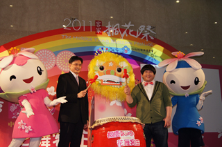 行政院客委會主委黃玉振與「小胖」林育_共同宣告2011客家桐花祭正式展開