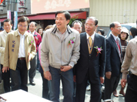 行政院客委會主委黃玉振於台中東勢新新丁粄節拜訪客家特色商品攤位商家