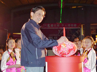 行政院客委會主委黃玉振點亮全台最大的花布祈福燈籠
