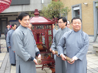 行政院客委會主委黃玉振與兩位副主委、台北縣客家事務局何局長共同扶轎恭送忠勇公及義民爺