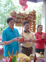 客委會主委黃玉振（左一）擔任全台唯一桐花伯公廟祭天祈福儀式主祭者