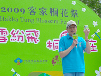 行政院客委會主委黃玉振於親子賞桐嘉年華上介紹限量桐花公仔