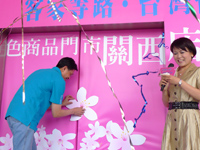 行政院客委會主委黃玉振為客家特色商品關西門市揭幕