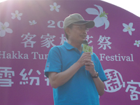 行政院客委會主委黃玉振於親子賞桐嘉年華上介紹限量桐花公仔