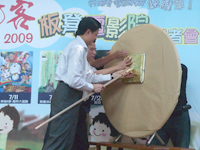 行政院客委會主委黃玉振在大板凳上烙印象徵「好客」板凳電影院系列活動熱鬧登場