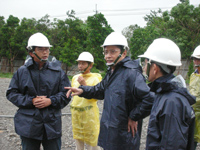 行政院客委會黃玉振主委(中)視察六堆客家文化園區風災後狀況