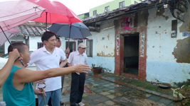 黃主委視察受損嚴重的鍾理和故居，建議修復完成後培育地方人才，協助修復管理。