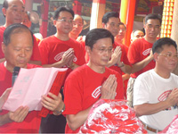 行政院客委會主委黃玉振(前排中)與新竹縣長鄭永金一同向義民爺上香行三獻禮祈福