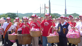 行政院客委會主委黃玉振(右三)參加「新竹縣義民文化祭」挑擔踩街活動