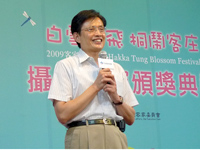 行政院客委會主委黃玉振出席2009桐花攝影比賽頒獎典禮，並致詞恭賀得獎人。
