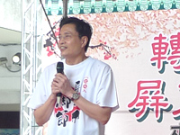 行政院客委會主委黃玉振在豬腳節開幕典禮上致詞。