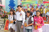 行政院客委會主委黃玉振頒發兒童組前三名獎座。