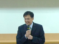 行政院客家委員會主委黃玉振在始業式上致詞。