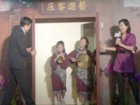 行政院客委會主委黃玉振與主持人宋菁玲小姐為2009 a-ha客家藝術節揭開序幕，歡迎大家到六堆客庄來作客！