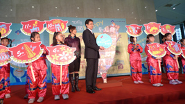 行政院客委會主委黃玉振雨郎祖筠共同參加「2010年客庄12大節慶」啟動儀式，象徵活動正式開跑