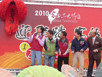 行政院客委會主委黃玉振、高雄市副市長李永得及美濃鎮鎮長羅建德等人一同為「迎聖蹟  字紙祭」活動揭開序幕。