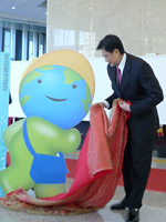 行政院客委會主委黃玉振揭開「好學公仔」神秘面紗。