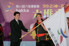 行政院客委會主委於六堆嘉年華記者會上授旗給六堆義勇君