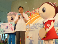 行政院客委會主委黃玉振介紹「好客卡」，持卡可享多項優惠