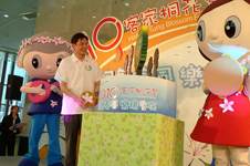 行政院客委會主委黃玉振啟動「2010客家桐花祭」音樂盒，宣示活動起跑