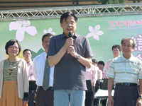 行政院客委會主委黃玉振在2010客家桐花祭暖場活動上致詞。