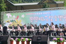 2010客家桐花祭暖場活動邀請新竹交響管樂團演奏。