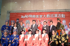 行政院客委會主委黃玉振（後排右五）與「真假狀元」演員合影，邀請民眾一同欣賞精緻大戲