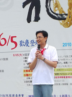 行政院客委會主委黃玉振於記者會上轉動客語認證好康輪盤。