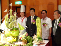 以經典客家美食及水果雕刻成的「船」，象徵傳承與啟航