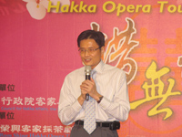 行政院客委會主委黃玉振在記者會上致詞