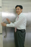 行政院客委會主委黃玉振親手貼上闈場封條