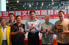 行政院客委會主委黃玉振及漫畫作者張重金一齊推薦《六堆風雲傳》。
