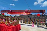 覆蓋客家花布的大樑緩緩升空，苗栗客家文化園區建築也進入新的里程碑。