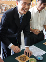行政院客委會主委黃玉振親自體驗柿染，直呼有趣。