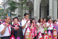行政院客委會主委黃玉振（左三）參加高雄褒忠義民廟秋祭活動，隨著千人踩街隊伍一路挑擔走進會場
