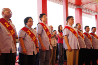 行政院客委會主委黃玉振(左三)及台北市長郝龍斌(中)等人擔任義民祭典正獻官，向義民爺致敬。