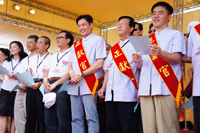 行政院客委會主委黃玉振(中)與台北市長郝龍斌(右一)等人一起帶領千人同唱「客家本色」。