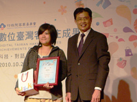 行政院客委會主委黃玉振頒獎表揚「第2屆創意GO！」衣衫著物組第一名張君瑤小姐