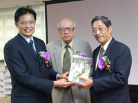 行政院客委會主委黃玉振(左)與中央社董事長洪健昭(中)、「賴和文教基金會」創辦人賴悅顏先生合影留念。
