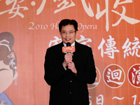 行政院客委會主委黃玉振在99年度收冬戲巡演記者會上分享童年戲棚下看大戲的趣味。