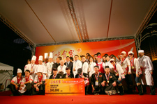 2010客家筵席料理得獎隊伍開心地與行政院客委會副主委劉東隆合影留念