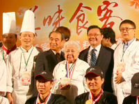 2010客家酒筵束缚得獎隊伍開心性與行政院客委會副主委劉東隆合影迷恋