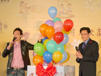 2010客家筵席料理得獎隊伍開心地與行政院客委會副主委劉東隆合影留念